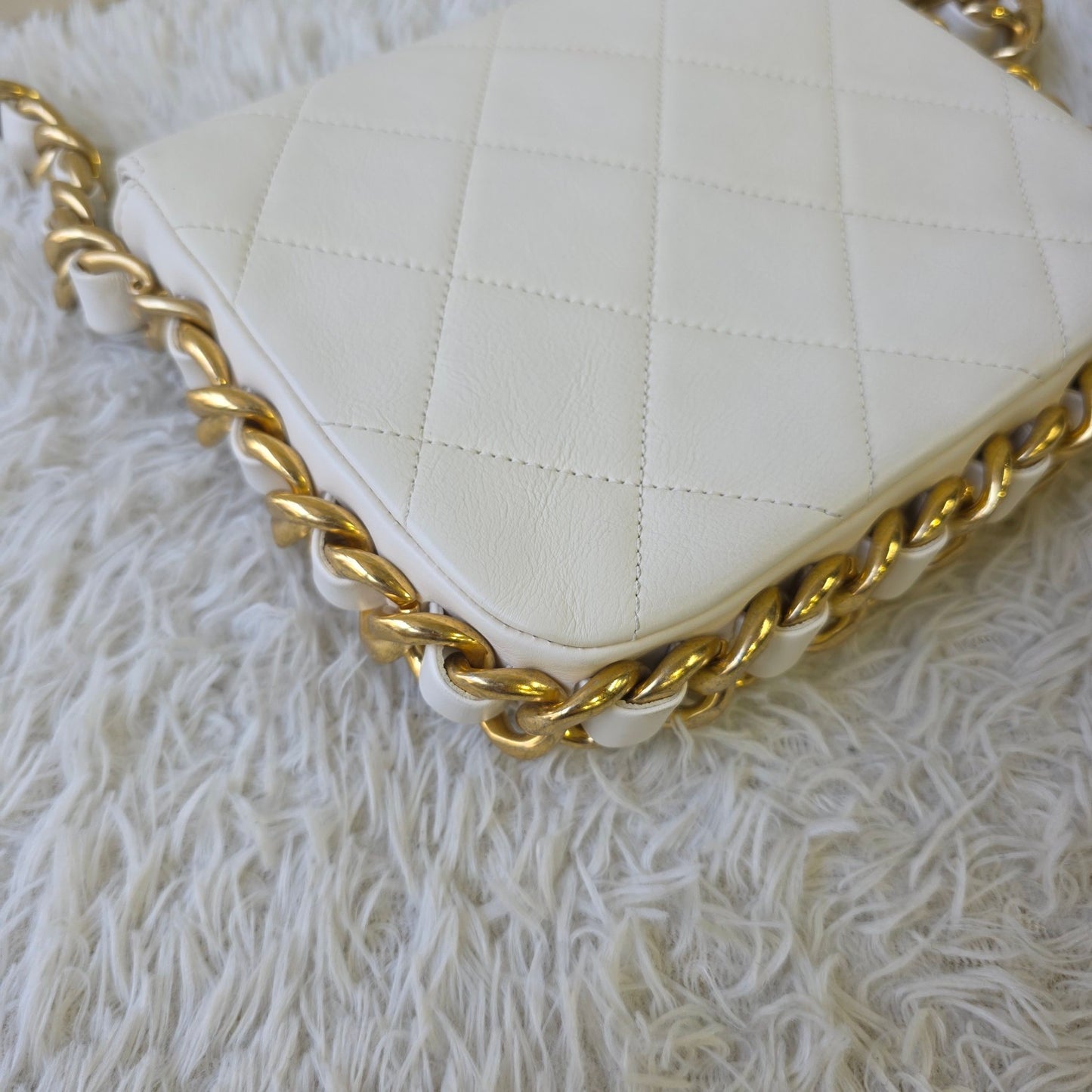 Chanel White Quilted Leather Chain Shoulder Bag (Pre-Owned)