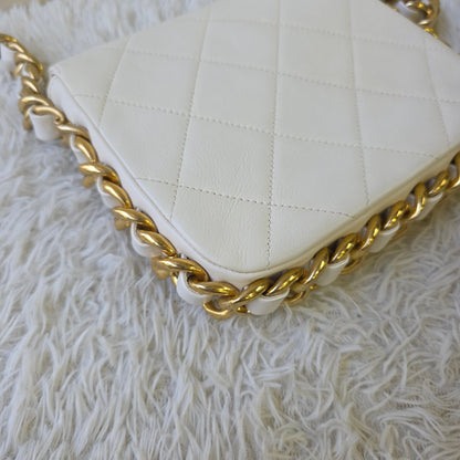 Chanel White Quilted Leather Chain Shoulder Bag (Pre-Owned)