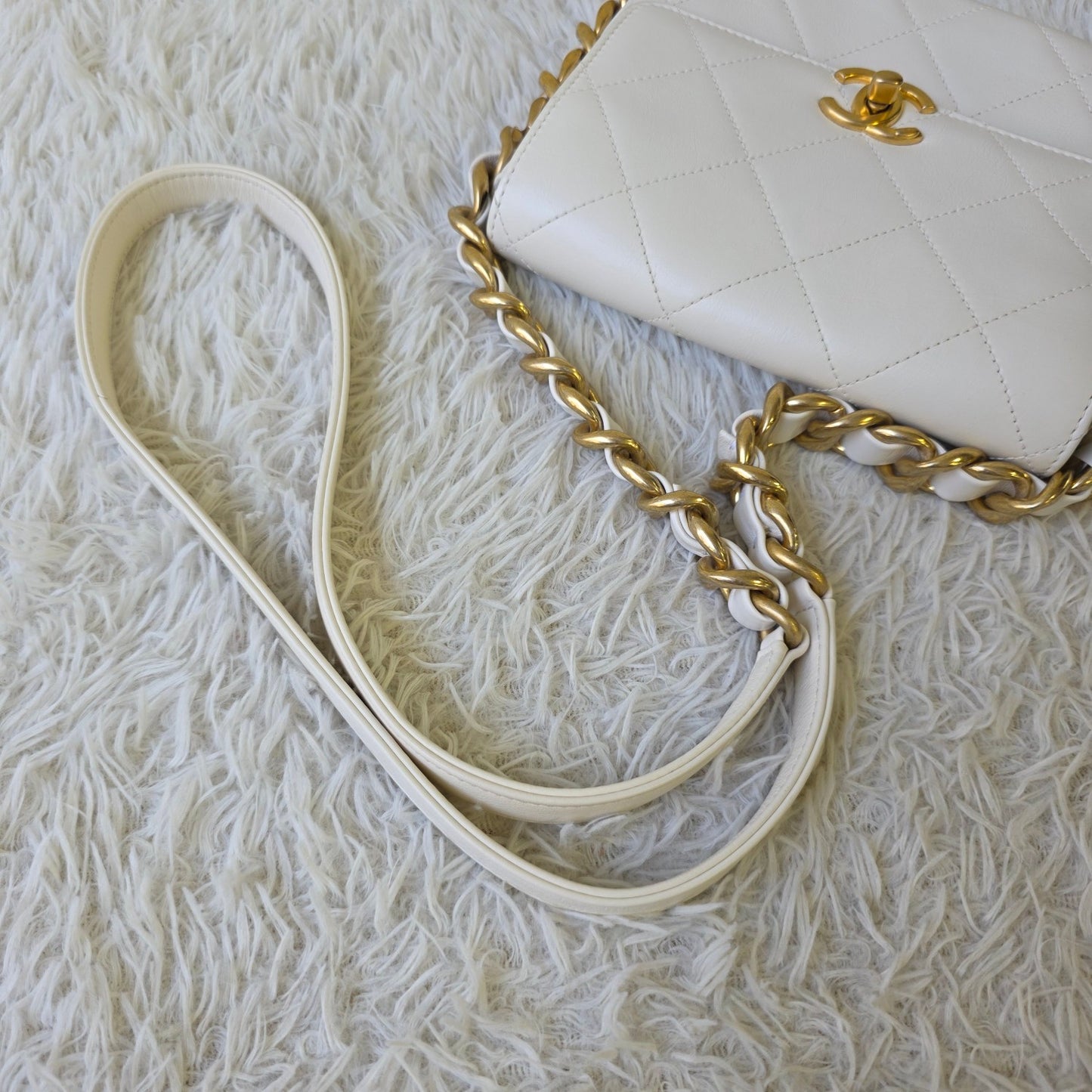 Chanel White Quilted Leather Chain Shoulder Bag (Pre-Owned)