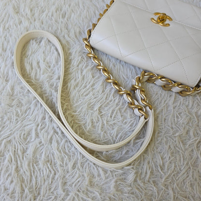 Chanel White Quilted Leather Chain Shoulder Bag (Pre-Owned)