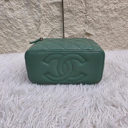Chanel Green Quilted Leather Vanity Chain Shoulder Bag (Pre-Owned)