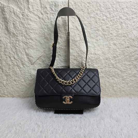 Chanel Black Quilted Leather Chain Shoulder Bag (Pre-Owned)