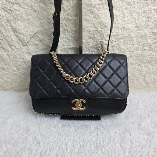 Chanel Black Quilted Leather Chain Shoulder Bag (Pre-Owned)