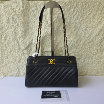 Chanel Diagonal Quilted Leather Chain Shoulder Bag (Pre-Owned)