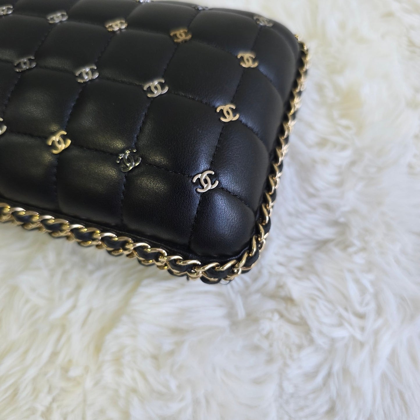Chanel CC Logo Quilted Chain Shoulder Bag (Pre-Owned)