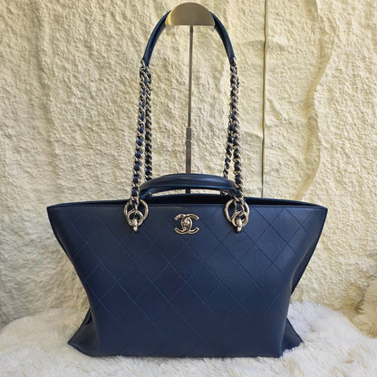 Chanel Quilted Leather Chain Tote Bag (Pre-Owned)
