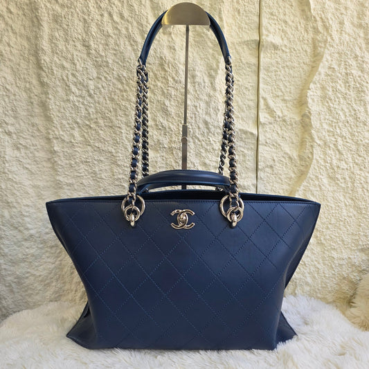 Chanel Quilted Leather Chain Tote Bag (Pre-Owned)