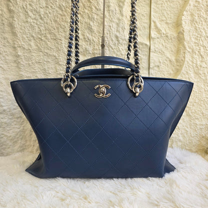 Chanel Quilted Leather Chain Tote Bag (Pre-Owned)