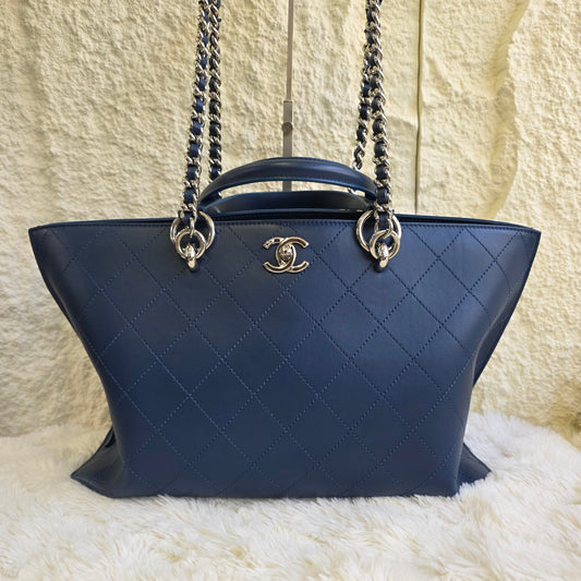 Chanel Quilted Leather Chain Tote Bag (Pre-Owned)