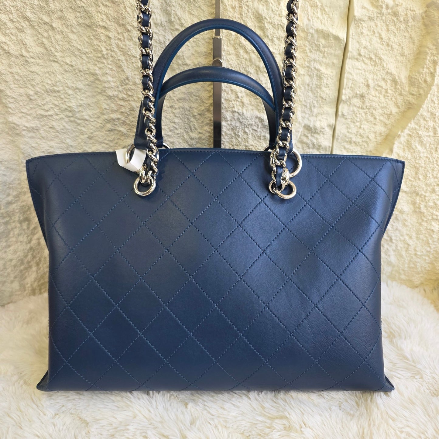Chanel Quilted Leather Chain Tote Bag (Pre-Owned)