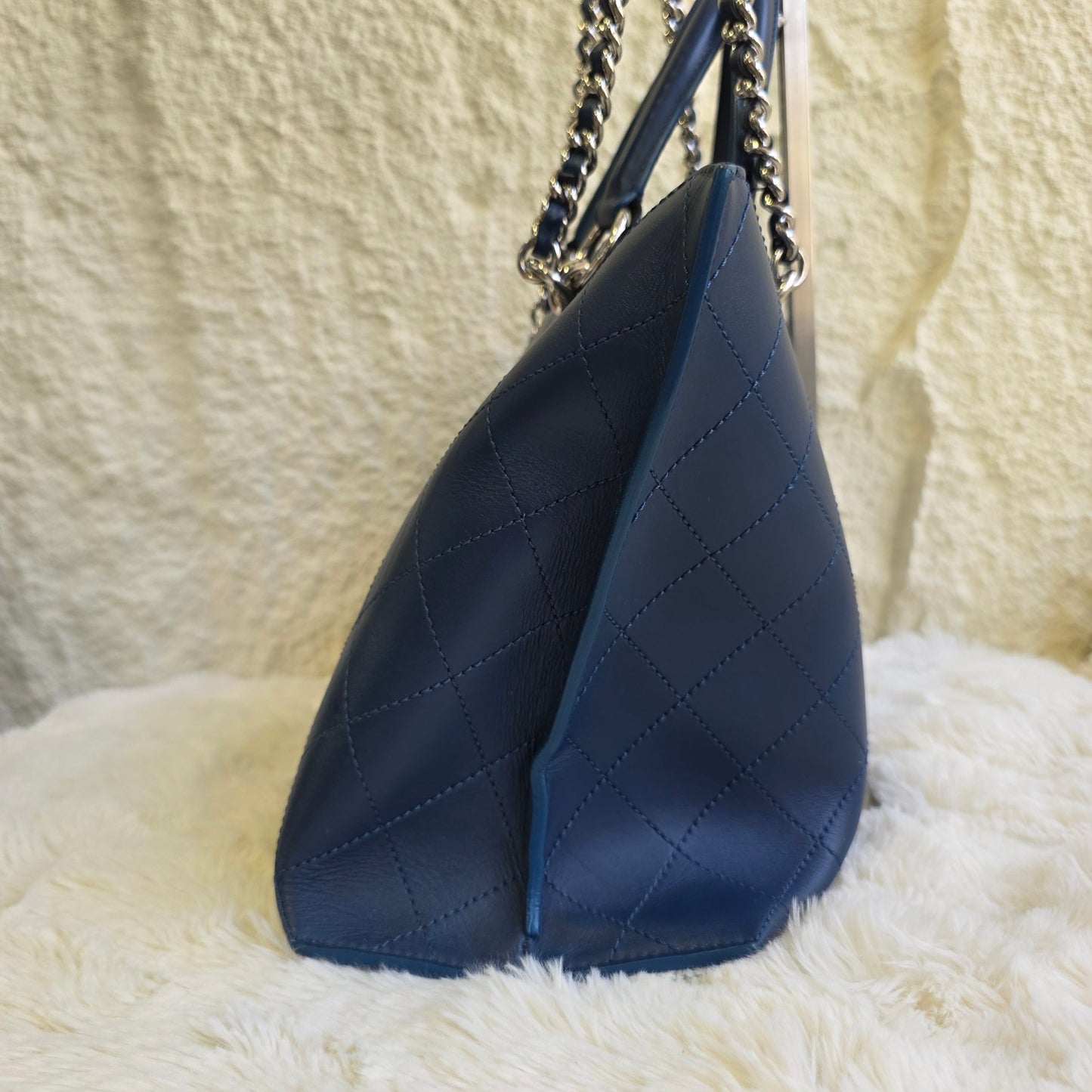 Chanel Quilted Leather Chain Tote Bag (Pre-Owned)