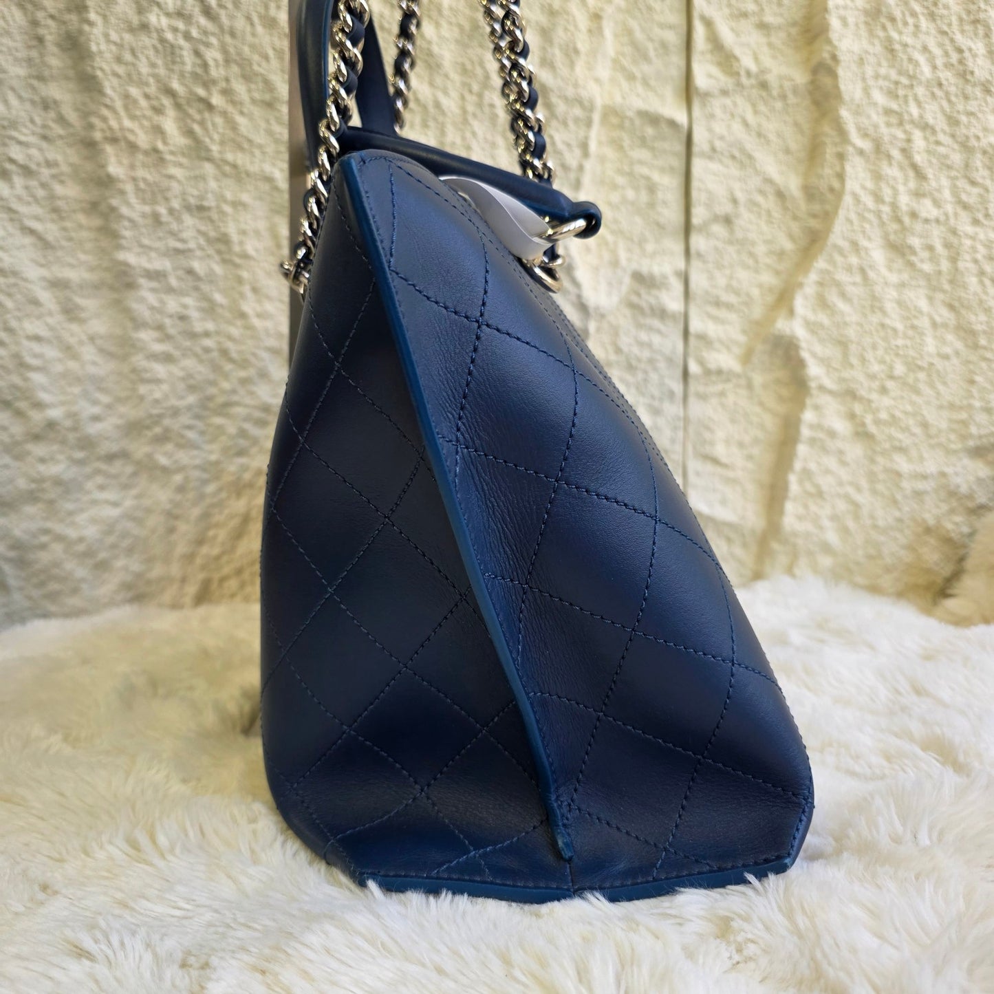 Chanel Quilted Leather Chain Tote Bag (Pre-Owned)
