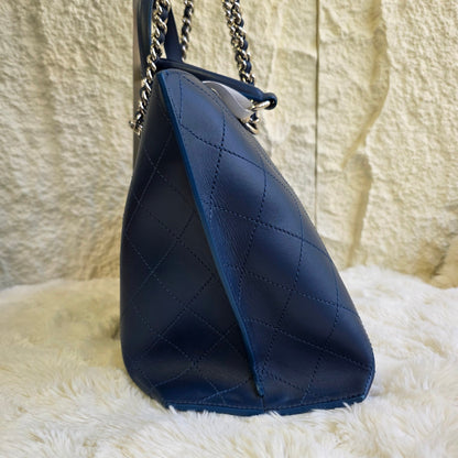 Chanel Quilted Leather Chain Tote Bag (Pre-Owned)