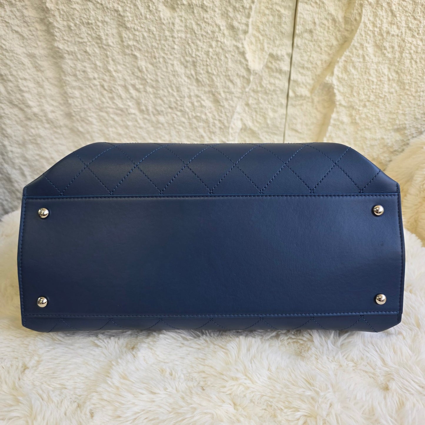 Chanel Quilted Leather Chain Tote Bag (Pre-Owned)