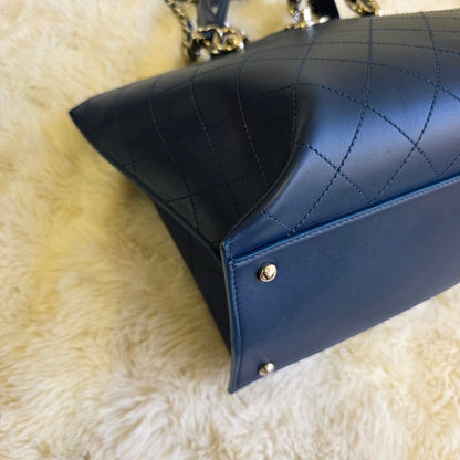 Chanel Quilted Leather Chain Tote Bag (Pre-Owned)