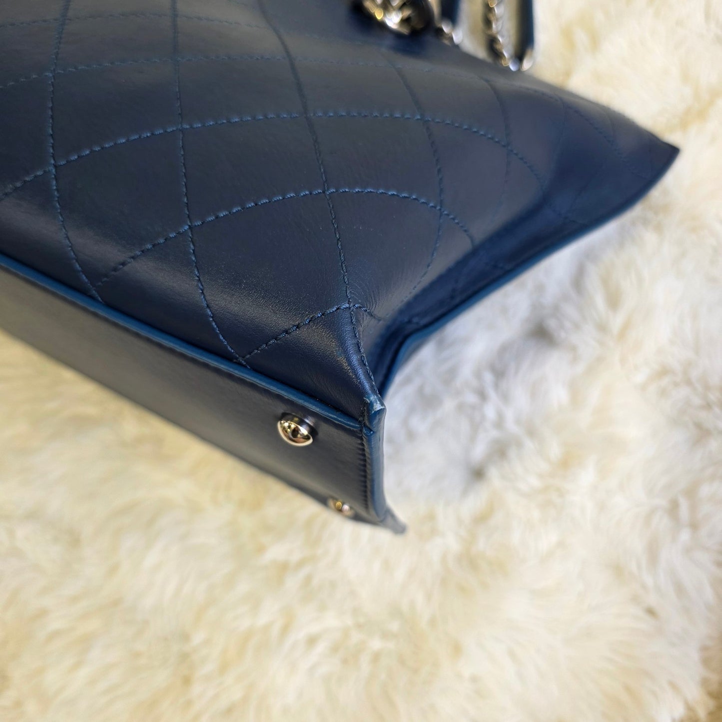 Chanel Quilted Leather Chain Tote Bag (Pre-Owned)