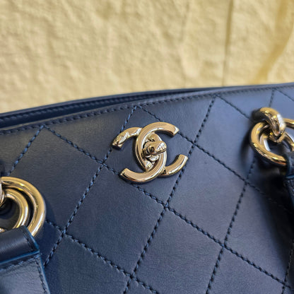 Chanel Quilted Leather Chain Tote Bag (Pre-Owned)