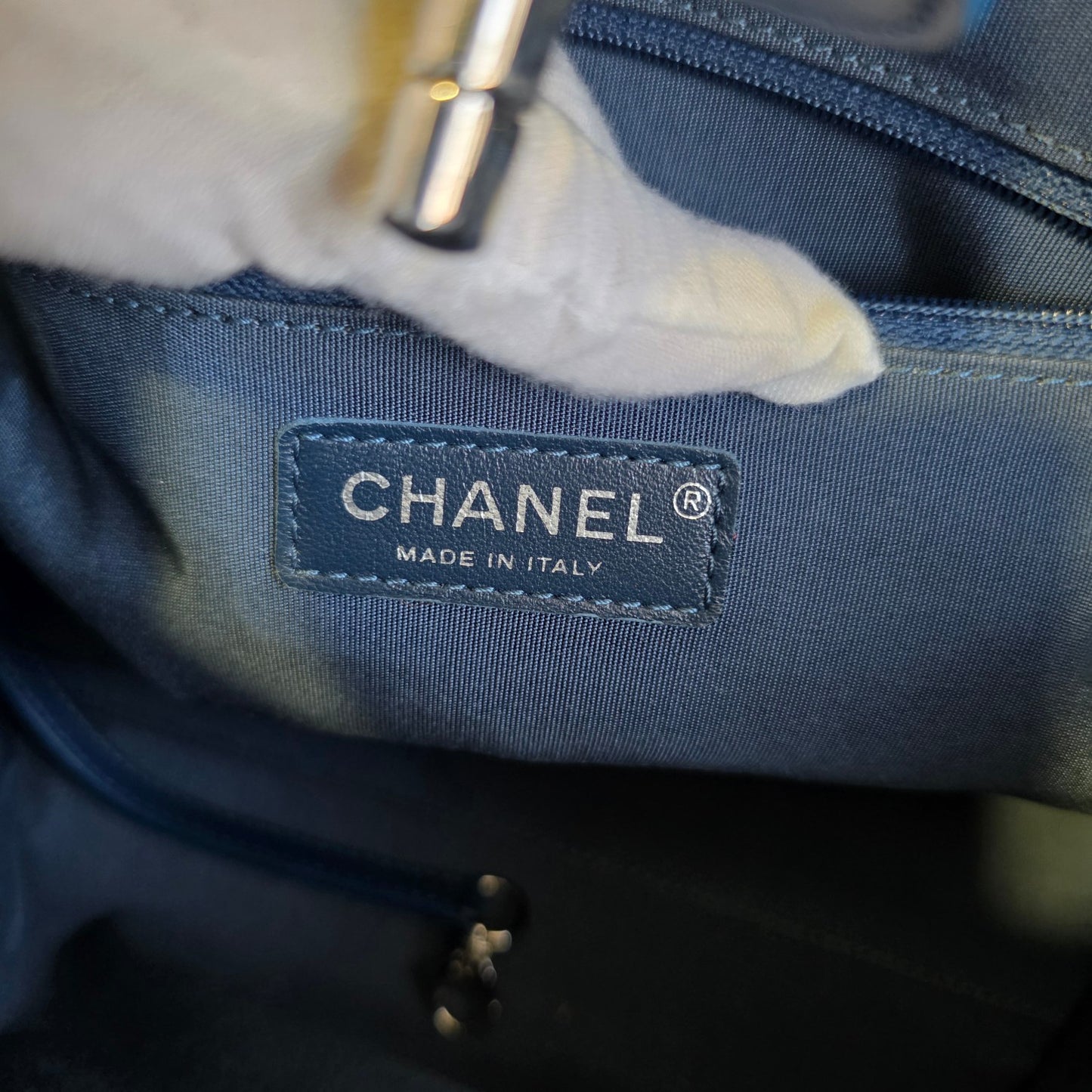 Chanel Quilted Leather Chain Tote Bag (Pre-Owned)