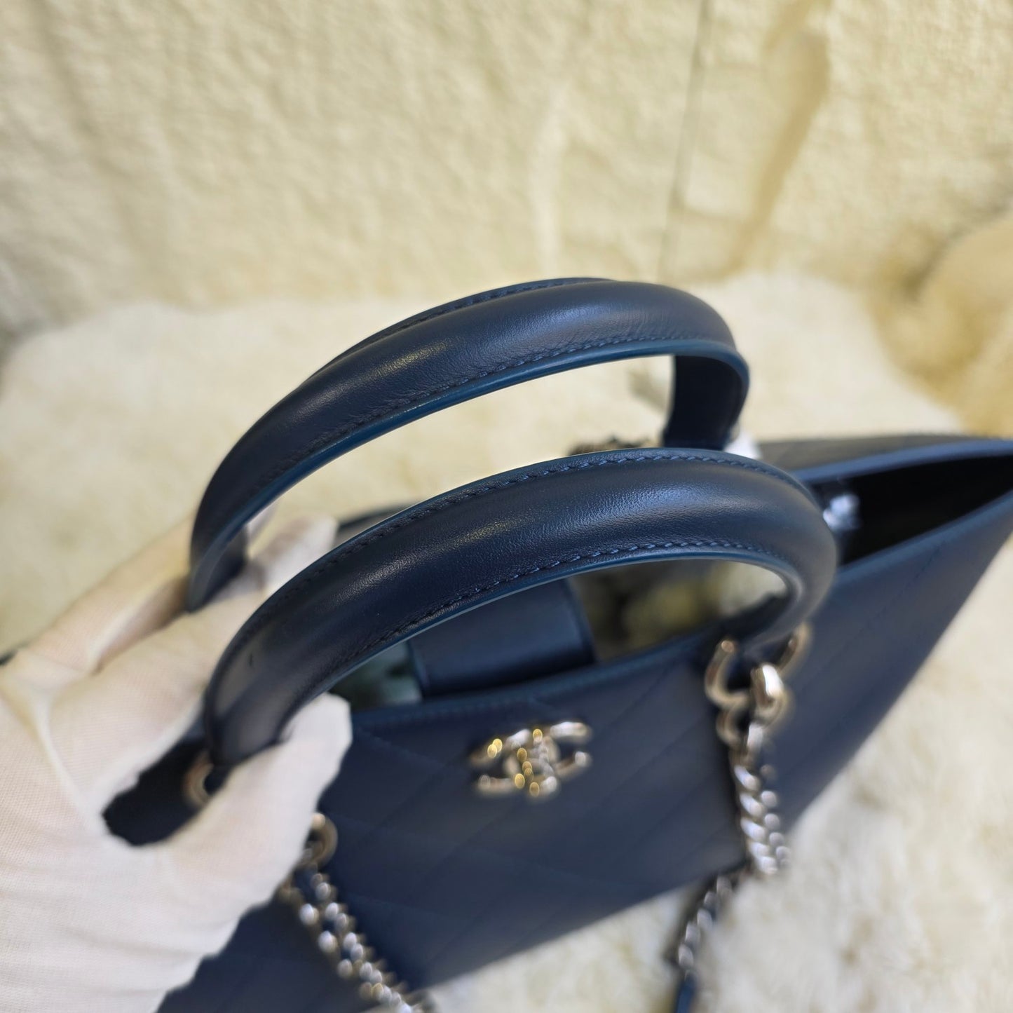 Chanel Quilted Leather Chain Tote Bag (Pre-Owned)