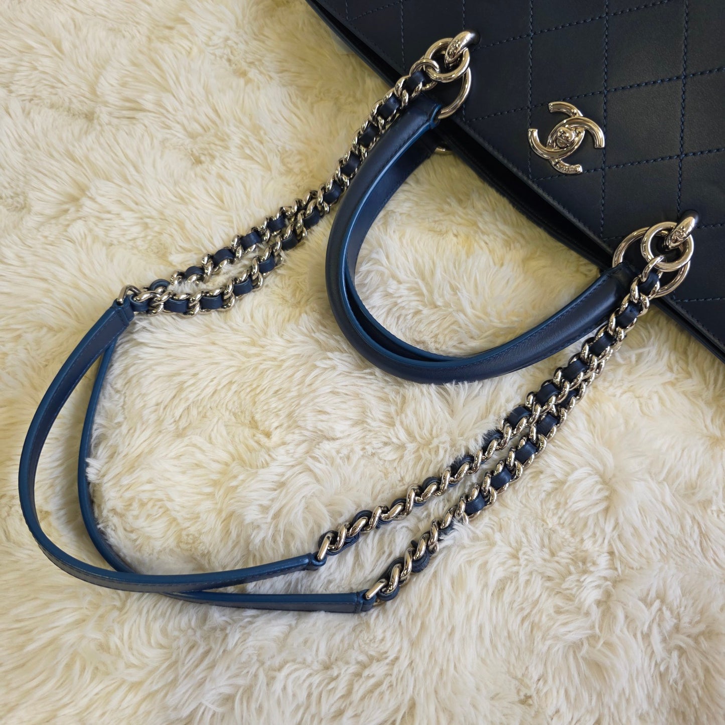 Chanel Quilted Leather Chain Tote Bag (Pre-Owned)