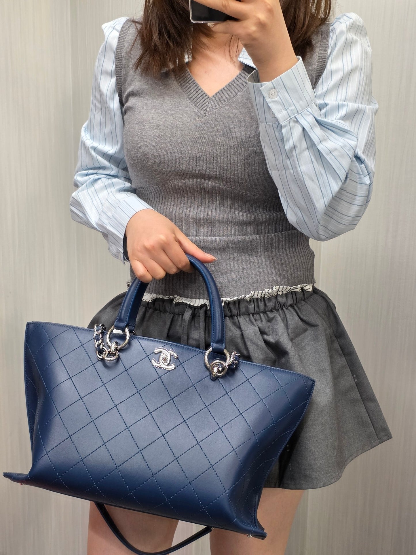 Chanel Quilted Leather Chain Tote Bag (Pre-Owned)