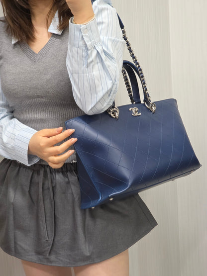 Chanel Quilted Leather Chain Tote Bag (Pre-Owned)