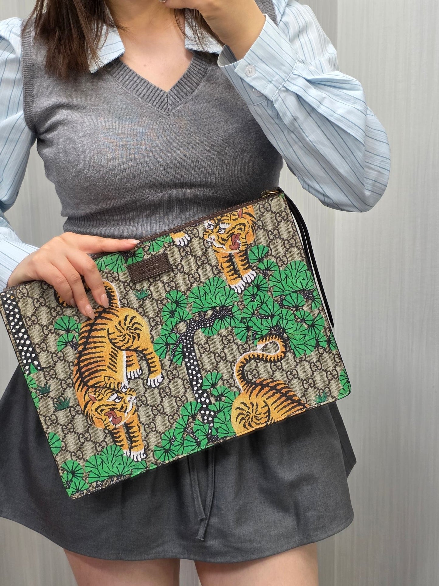Gucci GG Supreme Bengal Tiger Pouch Shoulder Bag (Pre-Owned)