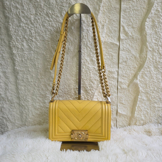 Chanel Boy Quilted Leather Chain Shoulder Bag (Pre-Owned)
