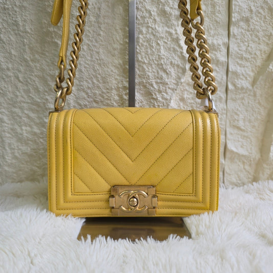Chanel Boy Quilted Leather Chain Shoulder Bag (Pre-Owned)
