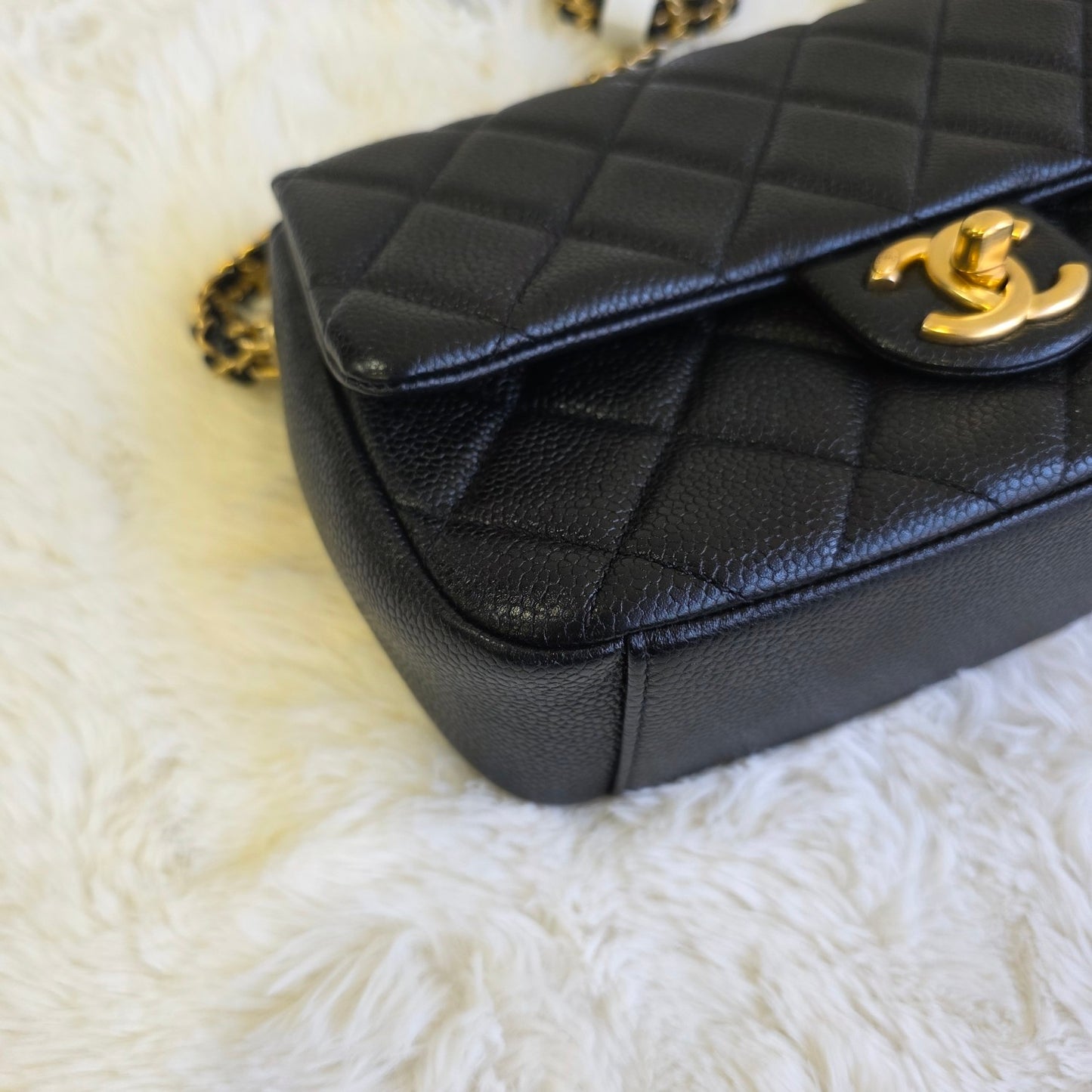 Chanel Quilted Leather Chain Shoulder Bag (Pre-Owned)