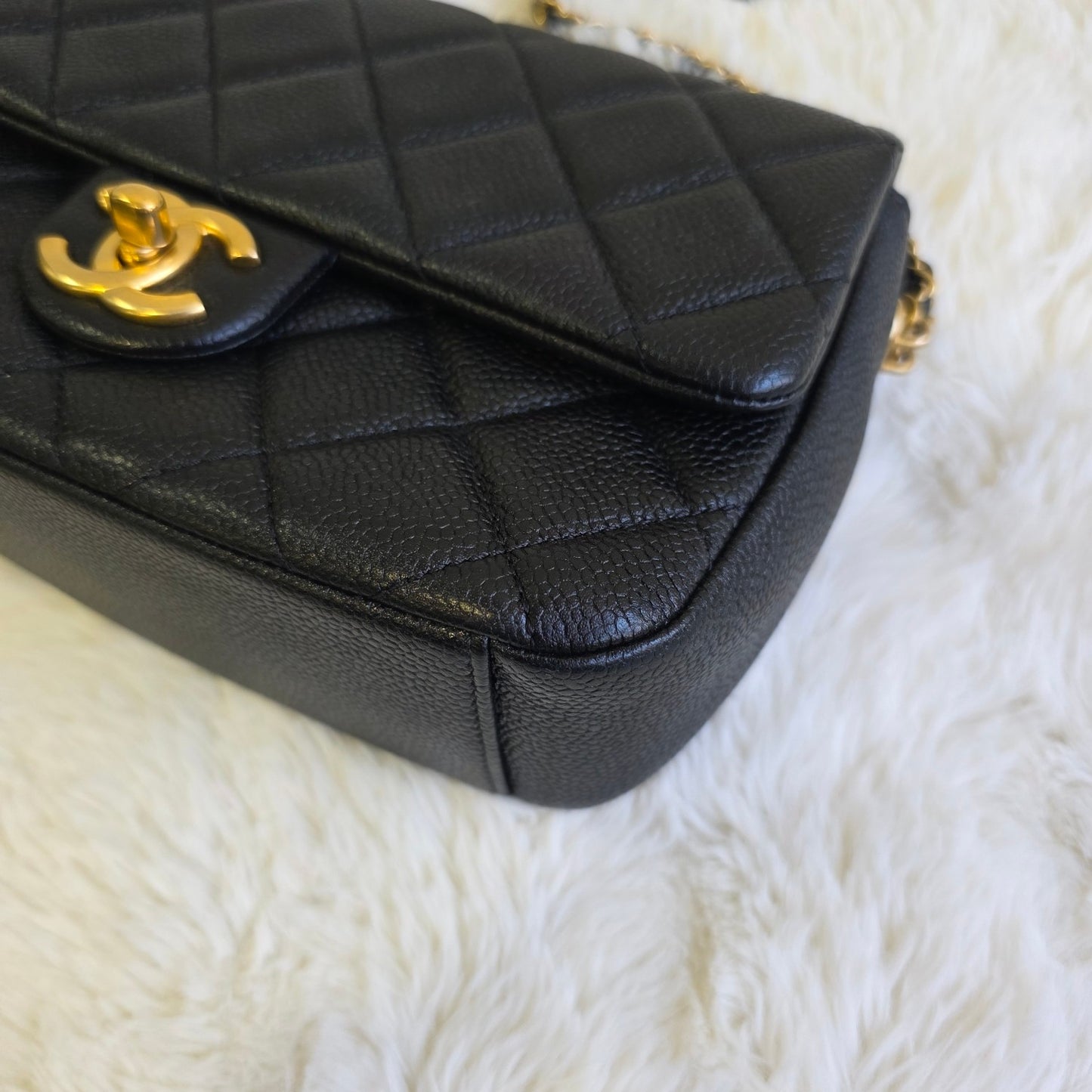 Chanel Quilted Leather Chain Shoulder Bag (Pre-Owned)