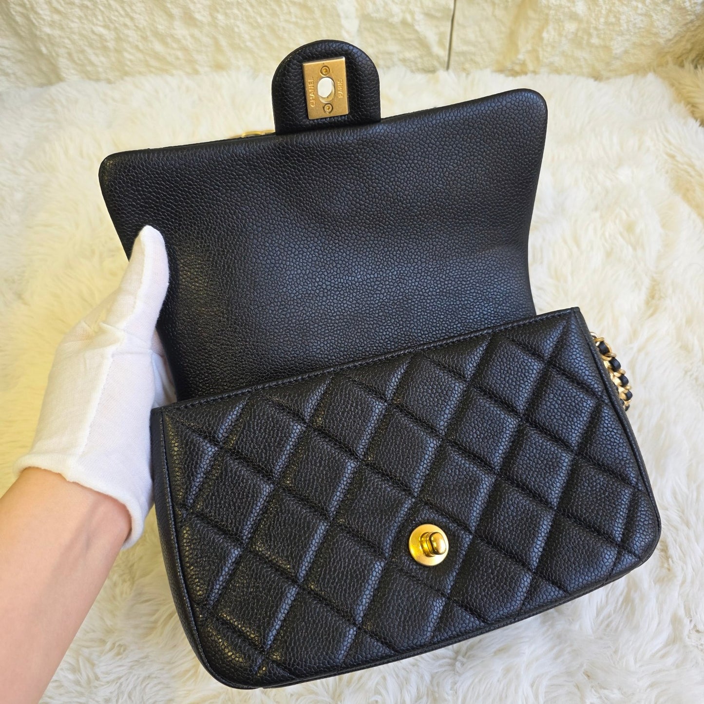 Chanel Quilted Leather Chain Shoulder Bag (Pre-Owned)