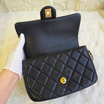 Chanel Quilted Leather Chain Shoulder Bag (Pre-Owned)