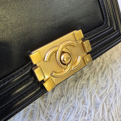 Chanel Boy Quilted Leather Chain Shoulder Bag (Pre-Owned)
