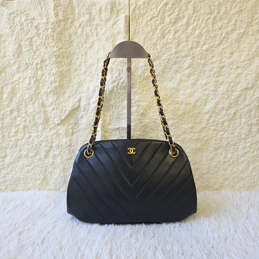 Chanel Chevron Quilted Leather Chain Shoulder Bag (Pre-Owned)