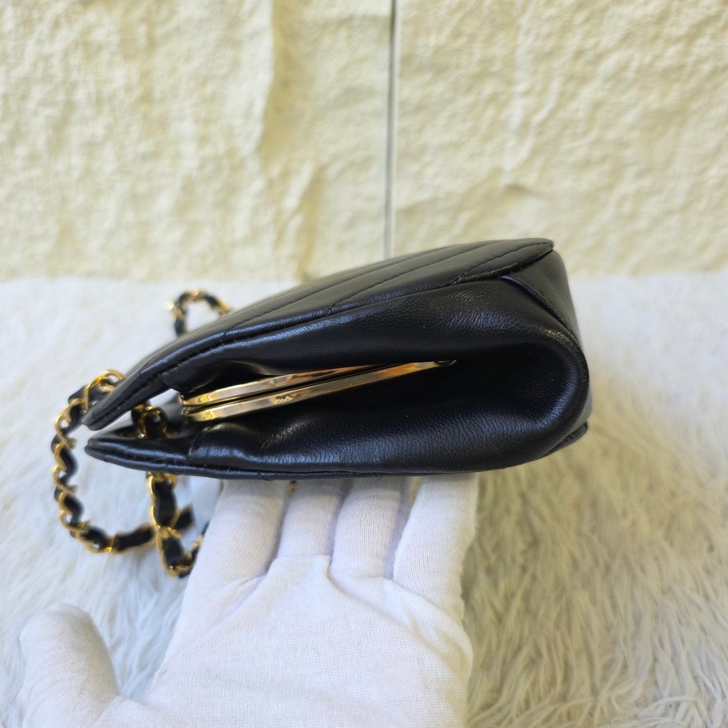 Chanel Chevron Quilted Leather Chain Shoulder Bag (Pre-Owned)