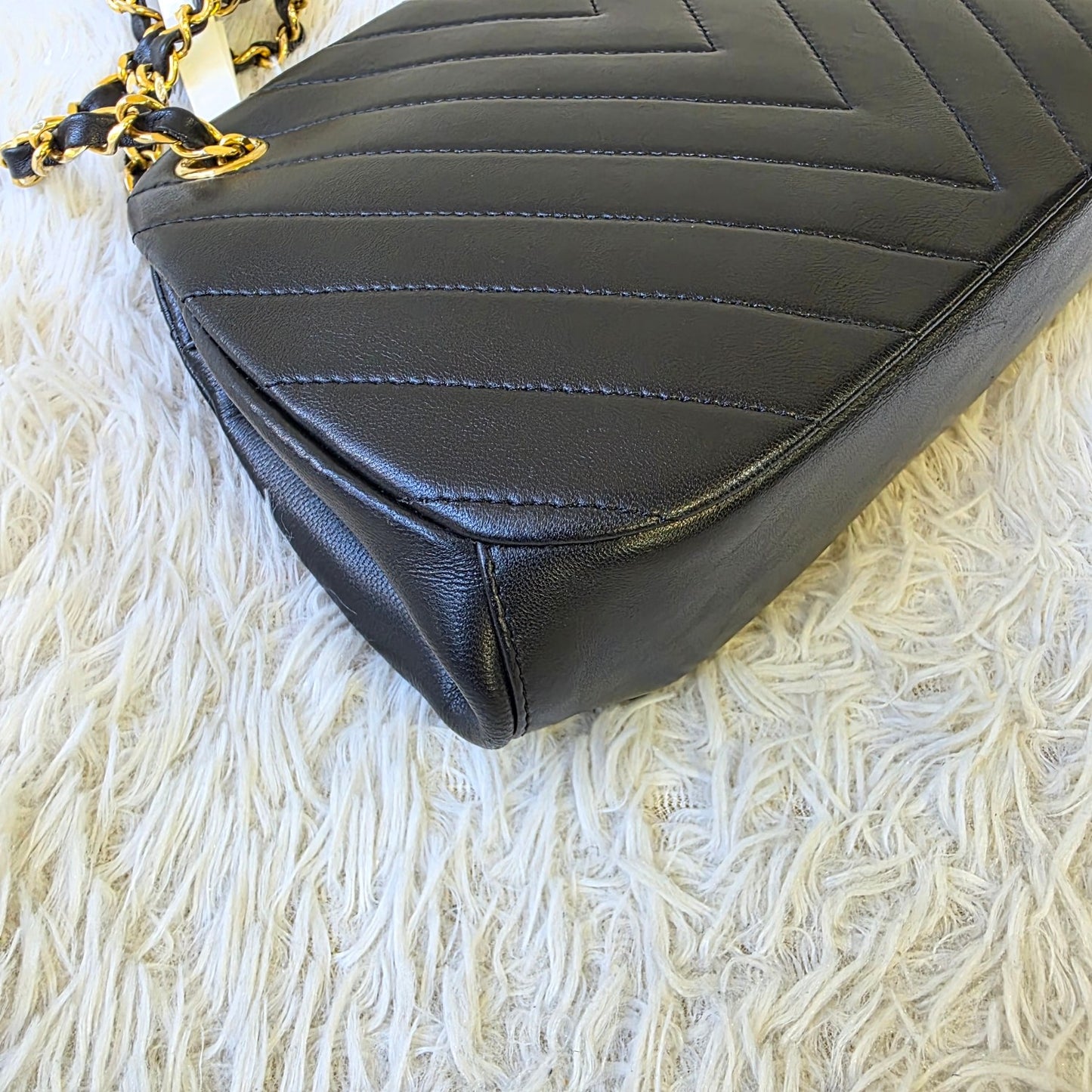 Chanel Chevron Quilted Leather Chain Shoulder Bag (Pre-Owned)