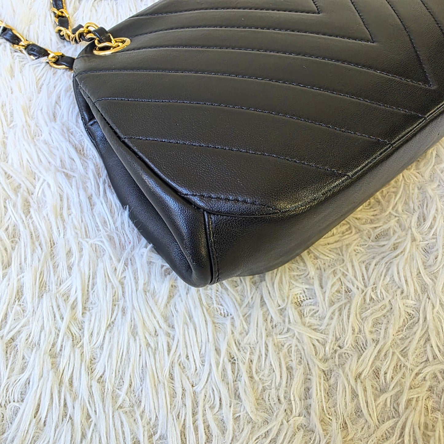 Chanel Chevron Quilted Leather Chain Shoulder Bag (Pre-Owned)