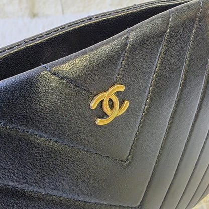 Chanel Chevron Quilted Leather Chain Shoulder Bag (Pre-Owned)