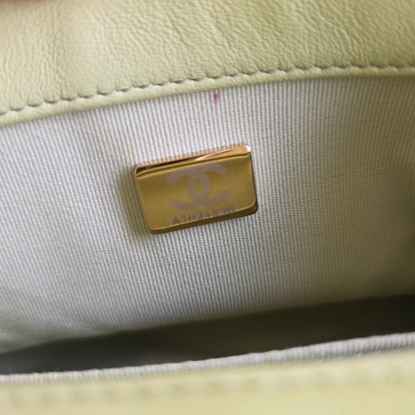 Chanel Quilted Leather Vanity Chain Bag (Pre-Owned)