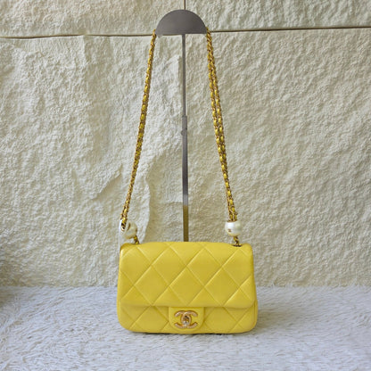 Chanel Quilted Leather Chain Shoulder Bag (Pre-Owned)