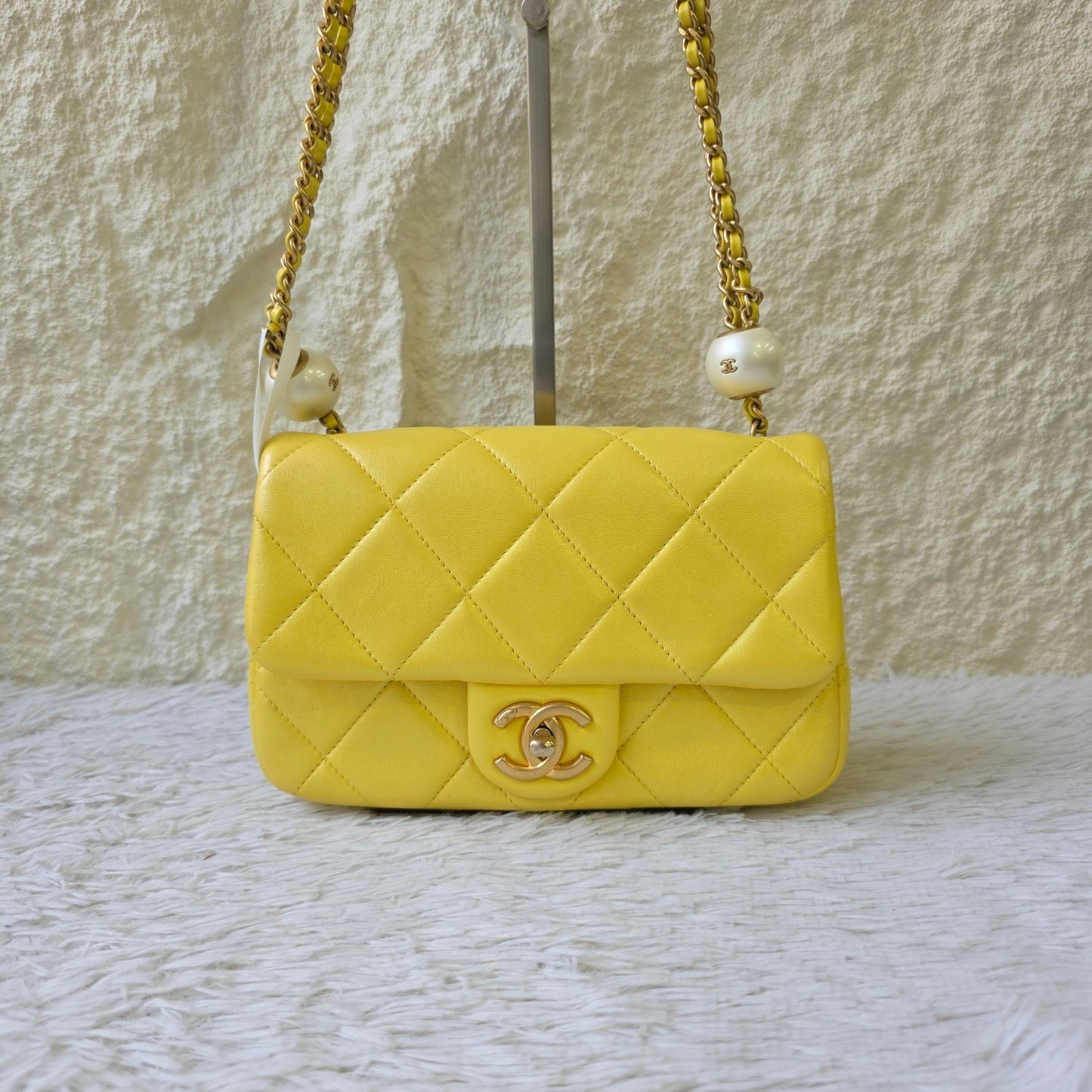 Chanel Quilted Leather Chain Shoulder Bag (Pre-Owned)