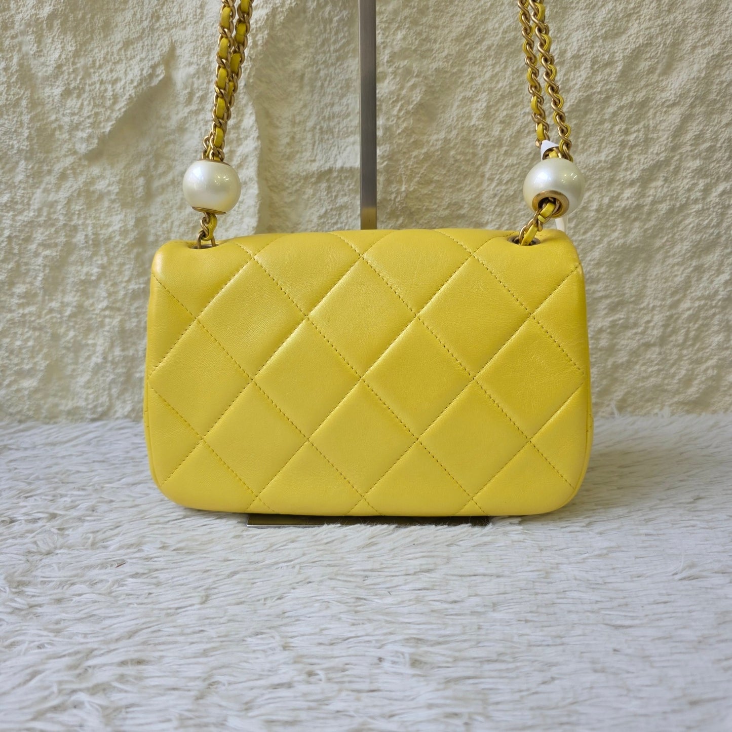 Chanel Quilted Leather Chain Shoulder Bag (Pre-Owned)