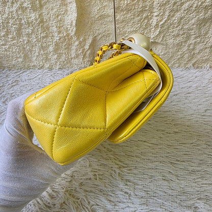 Chanel Quilted Leather Chain Shoulder Bag (Pre-Owned)