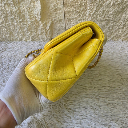 Chanel Quilted Leather Chain Shoulder Bag (Pre-Owned)