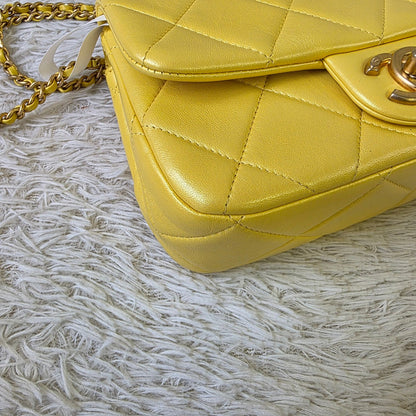 Chanel Quilted Leather Chain Shoulder Bag (Pre-Owned)