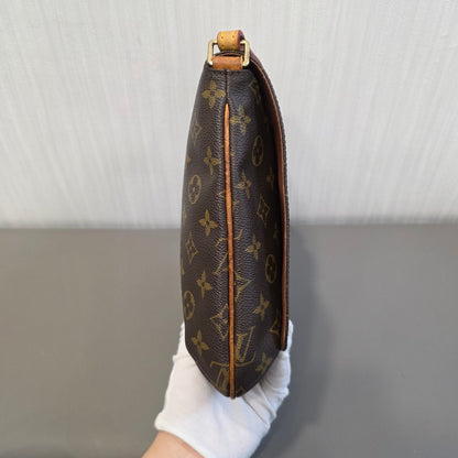 Louis Vuitton Monogram Crossbody Bag (Pre-owned)