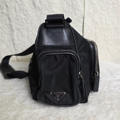 PRADA Tessuto 尼龙三角 Logo 饰片单肩包 黑色 银色五金 [二手]
