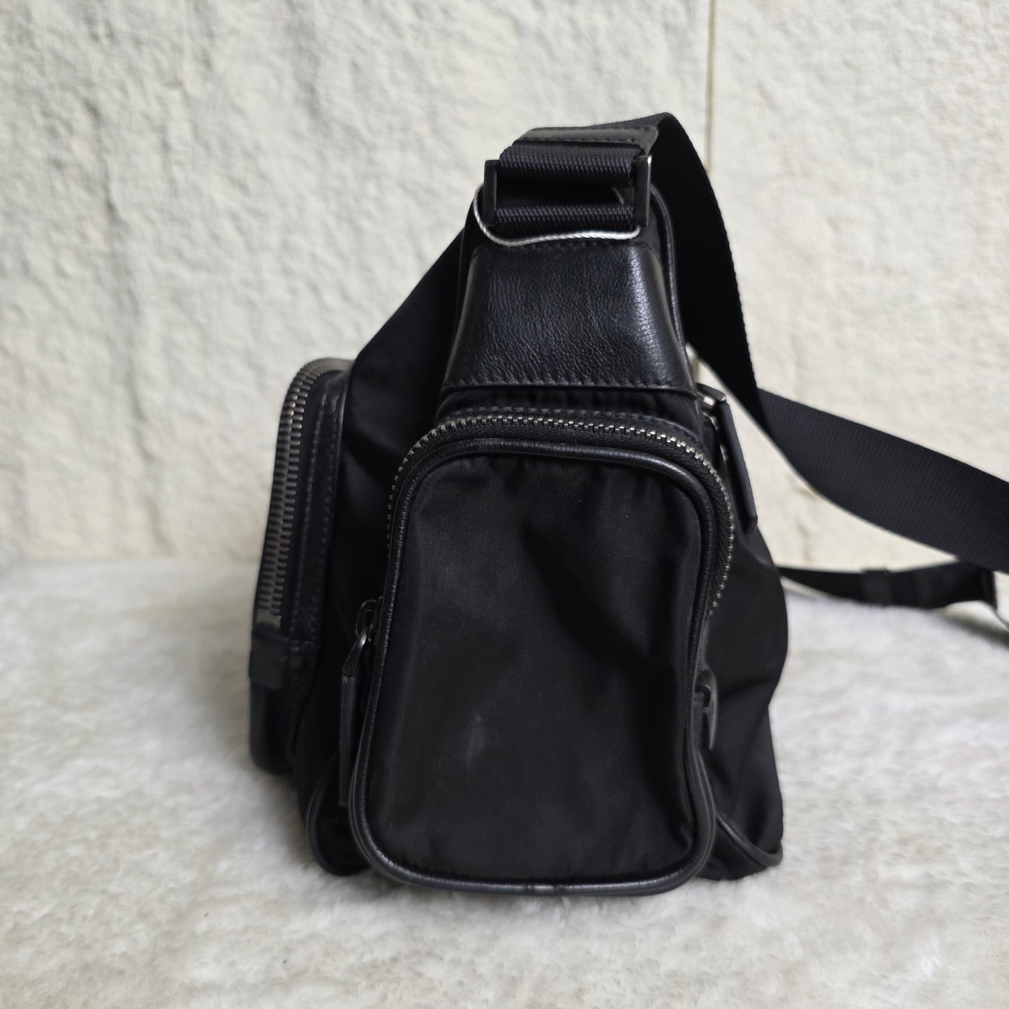 PRADA Tessuto 尼龙三角 Logo 饰片单肩包 黑色 银色五金 [二手]