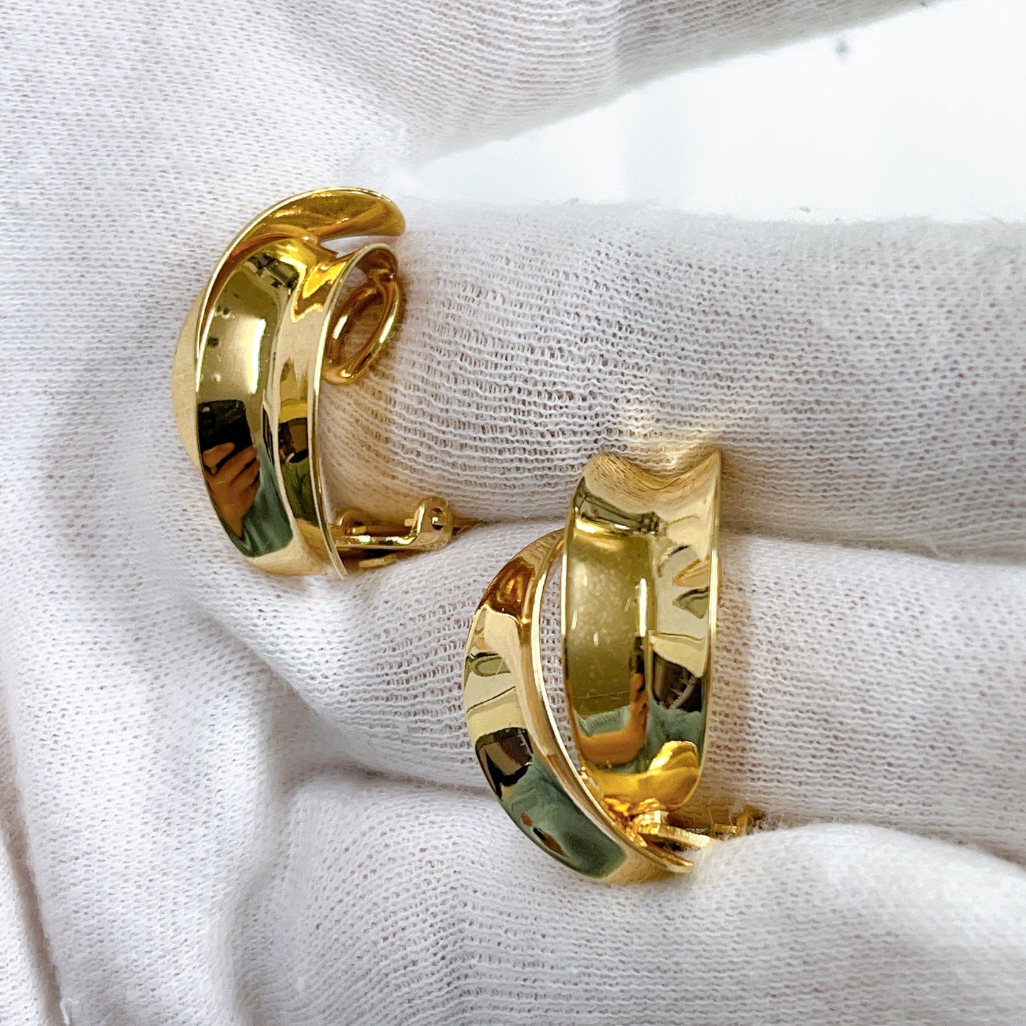 DIOR Gold Clip-On Earrings [Pre-Owned]